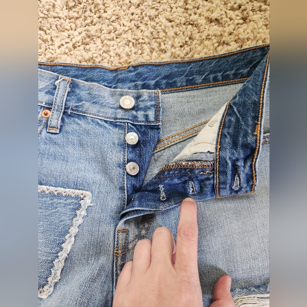 LEVIS Distressed Mid Rise Button fly Cutoff Short - Picture 4 of 7